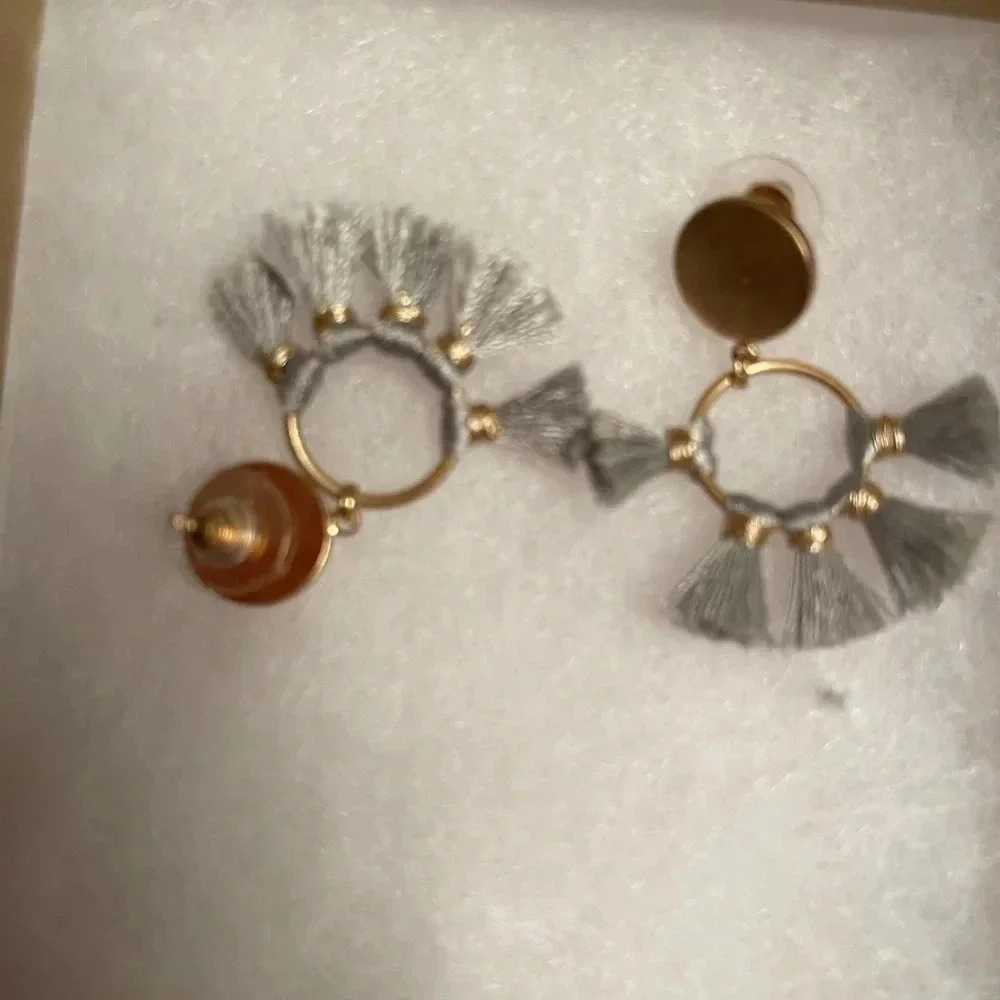 Statement Earrings Gold stud w/ grey-blue tassels - Picture 7 of 7